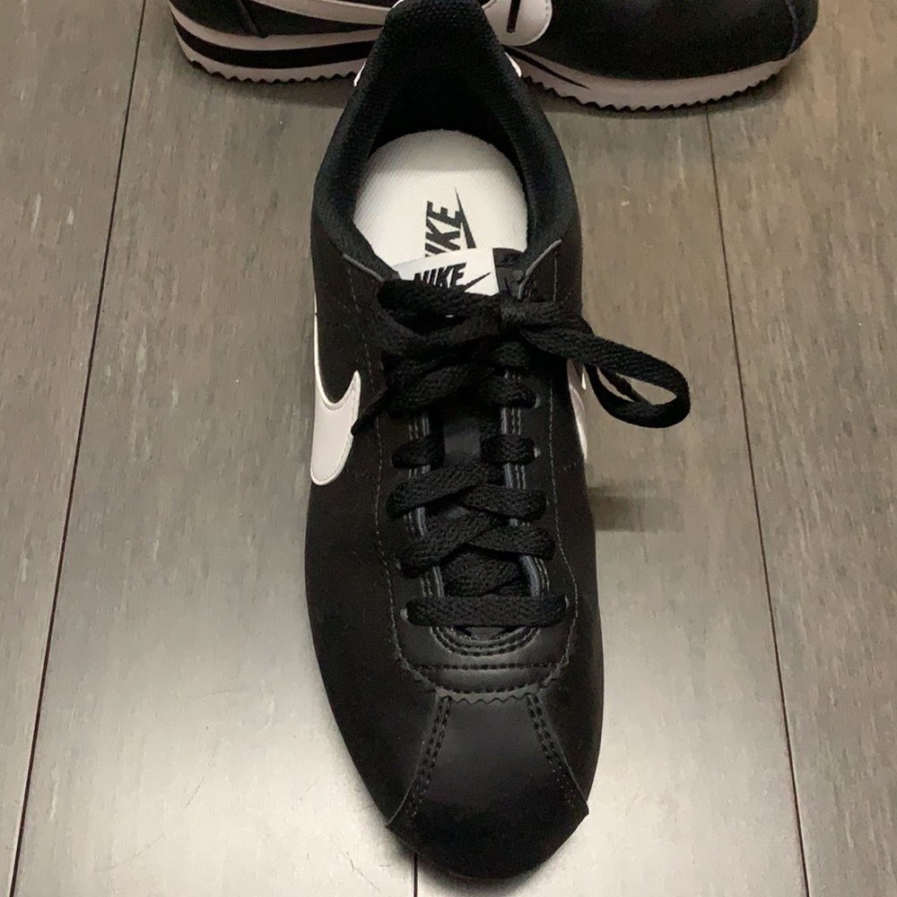Nike shoes - Picture 3 of 5
